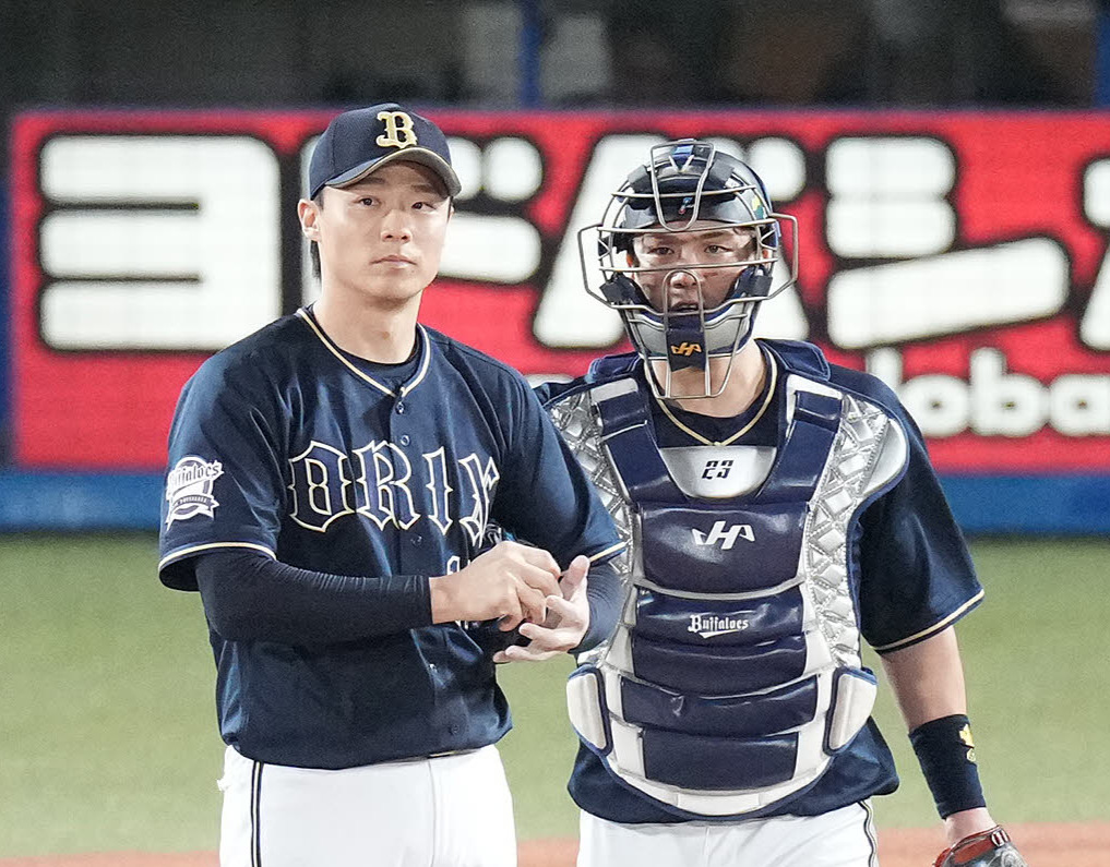 マウンドで話すオリックス時代の山崎福也（左）と伏見寅威（2022年撮影）