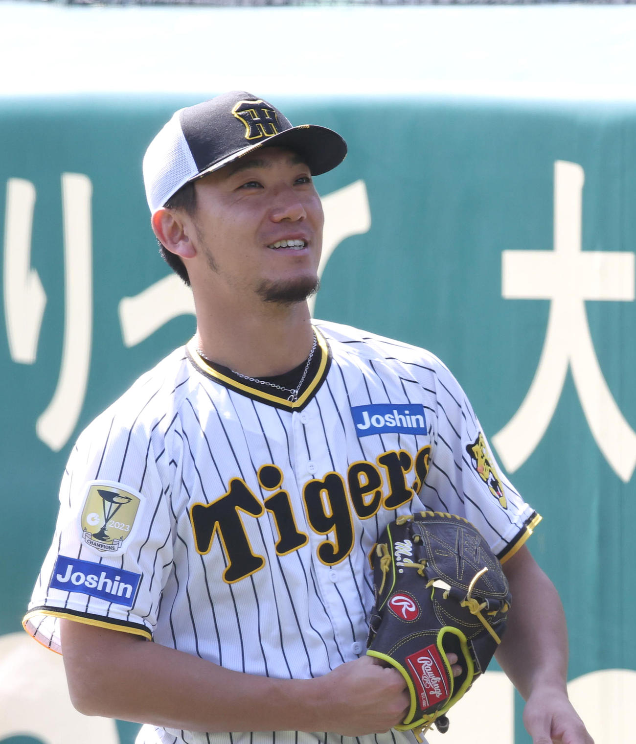 練習中に笑顔を見せる伊藤将（撮影・白石智彦）