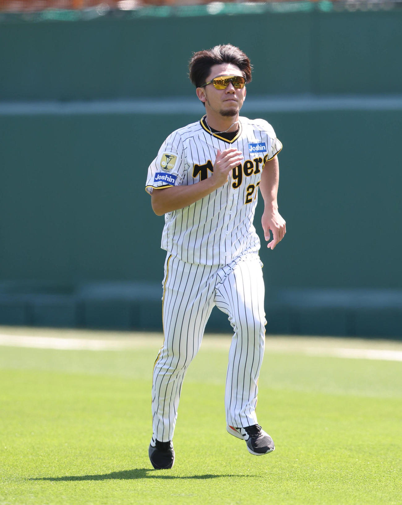 外野でダッシュする伊藤将（撮影・白石智彦）