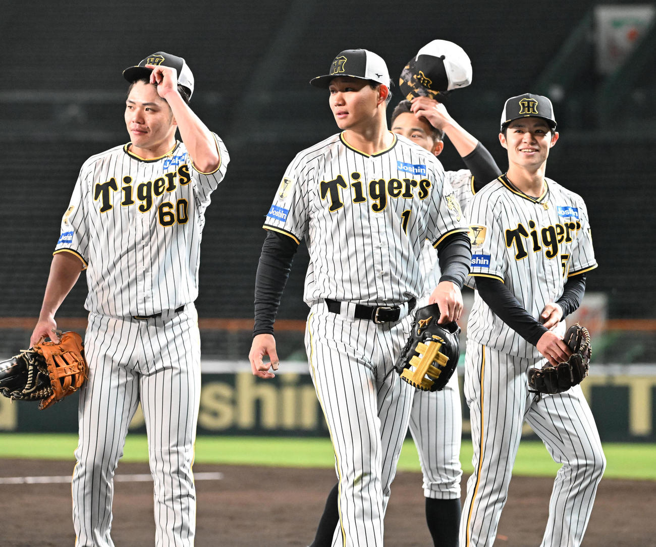 ナイター練習を終え、ベンチに引き揚げる阪神森下（中央）ら（撮影・和賀正仁）