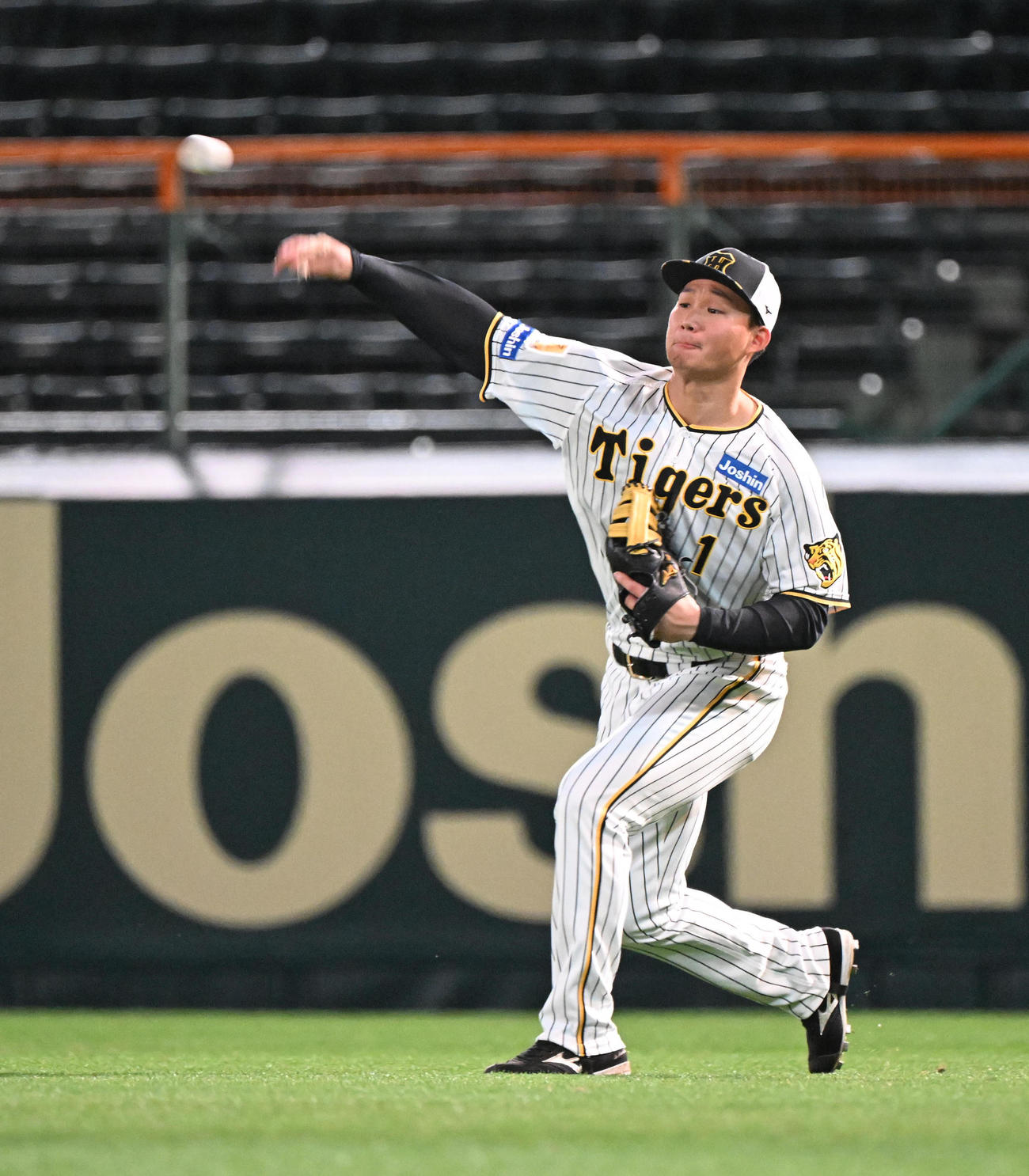 ナイター練習で内野に返球する阪神森下（撮影・和賀正仁）