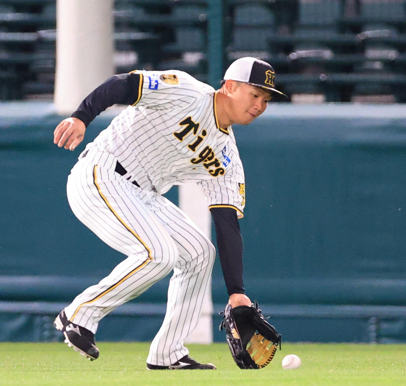 ナイターで守備練習する阪神森下（撮影・上山淳一）