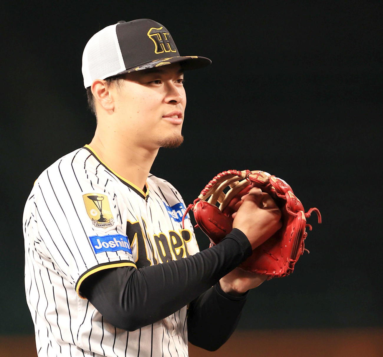 ナイター守備練習に励む阪神佐藤輝（撮影・上山淳一）