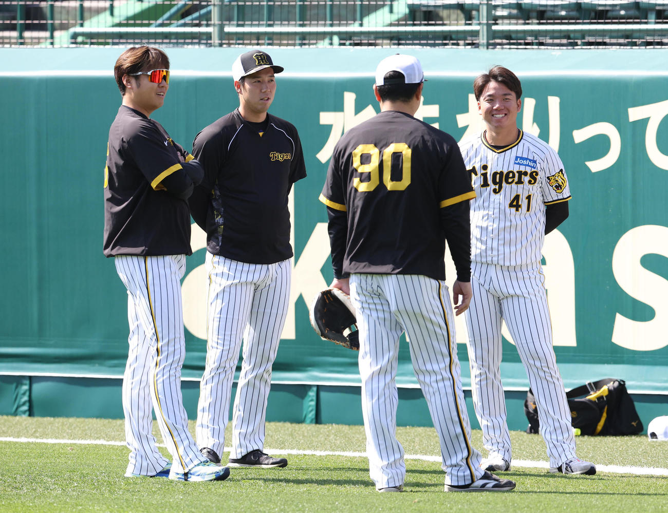 練習前に会話する左から、西勇、青柳、久保田投手コーチ、村上（撮影・白石智彦）