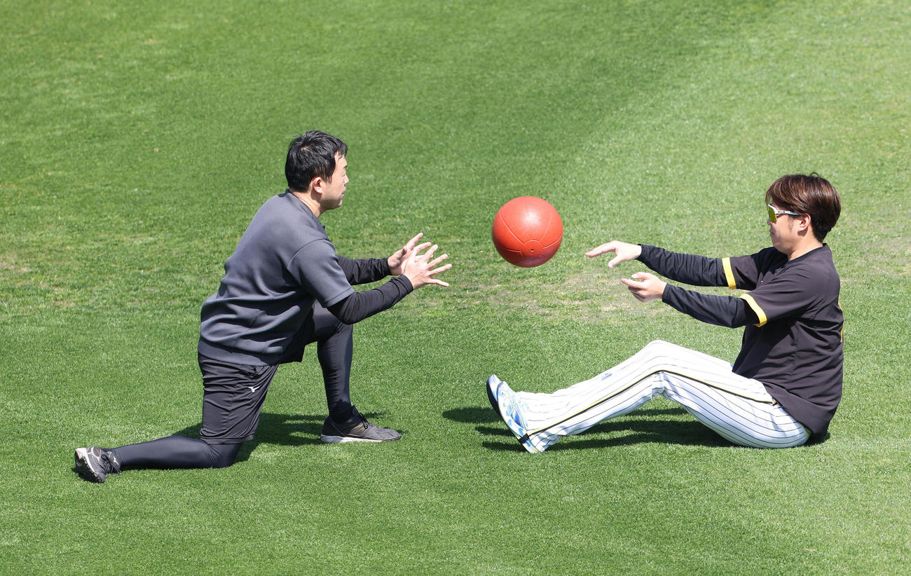 メディシンボールを投げ合う西勇（右）（撮影・白石智彦）