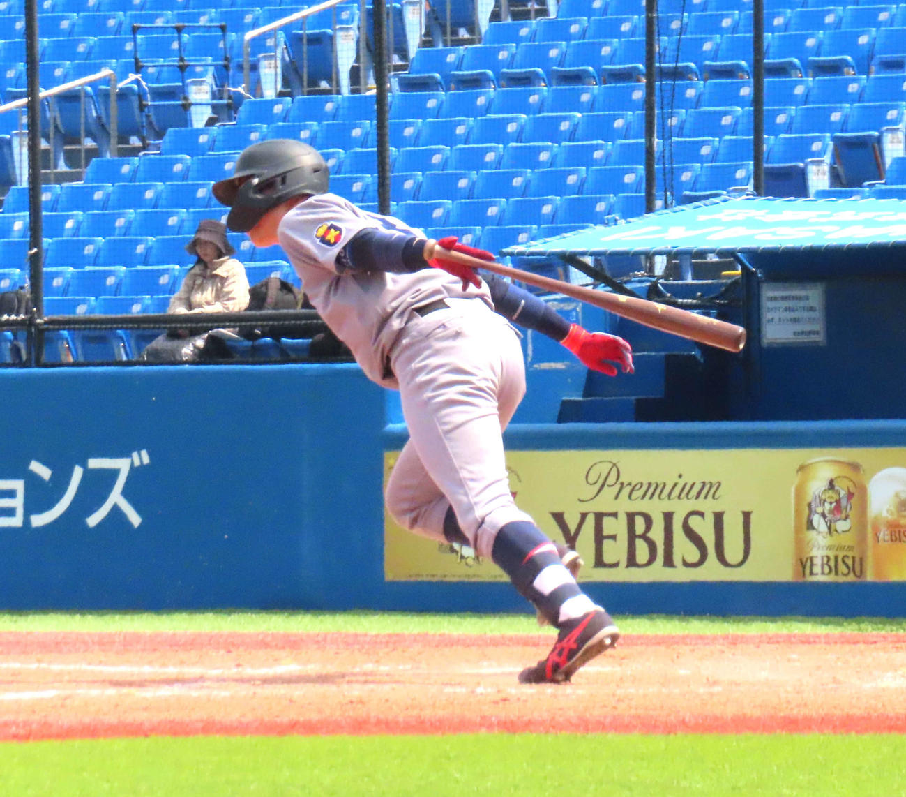 慶大対セガサミー　慶大5回2死二、三塁、三塁へ適時内野安打を放った慶大・清原（撮影・黒須亮）