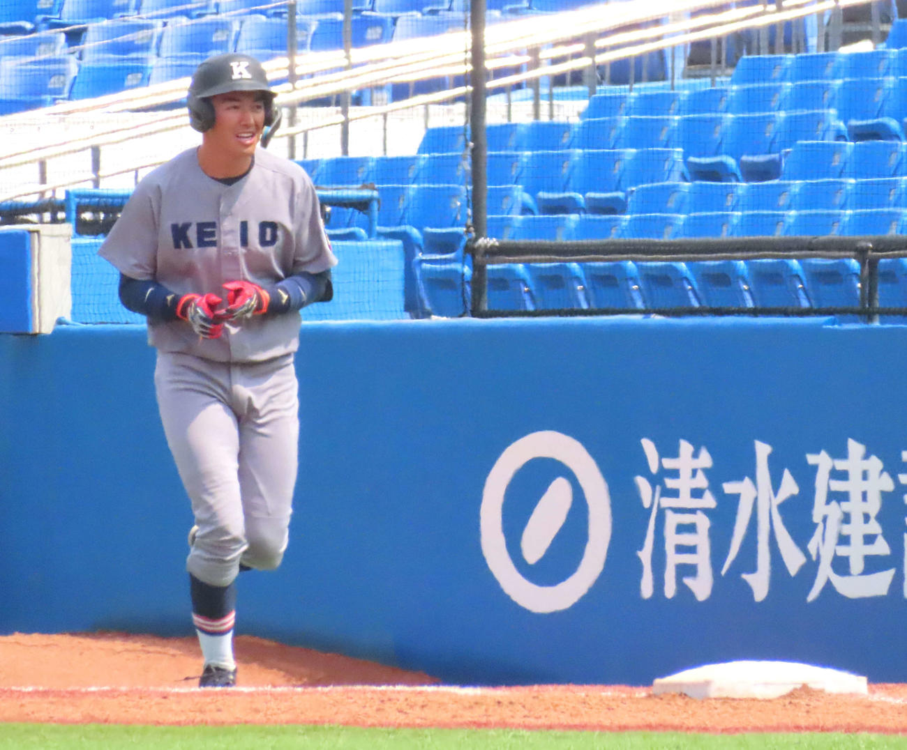 慶大対セガサミー　慶大5回2死二、三塁、適時内野安打で一塁ベースを駆け抜けた慶大・清原（撮影・黒須亮）