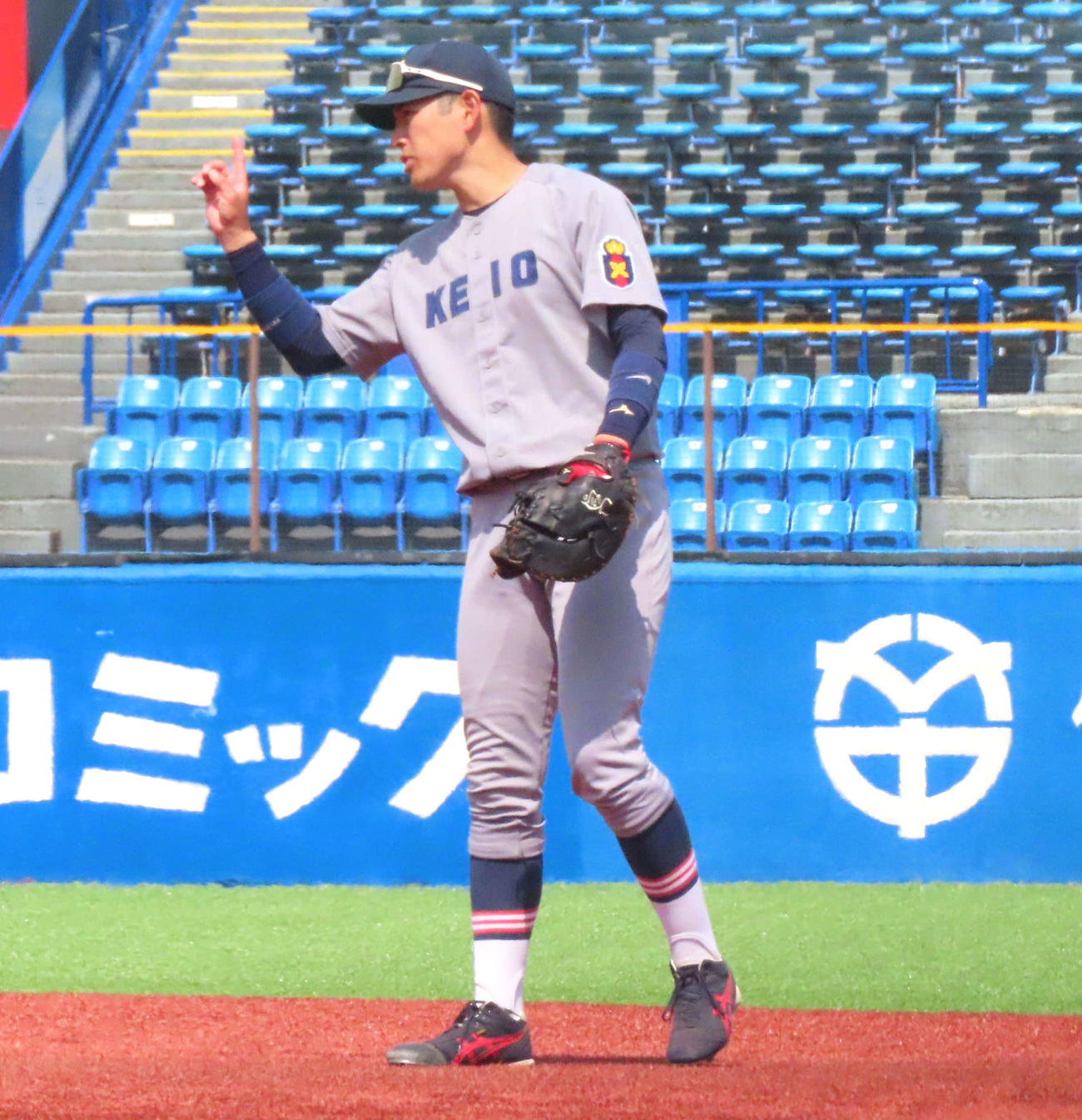 慶大対セガサミー　一塁の守備に就く慶大・清原（撮影・黒須亮）