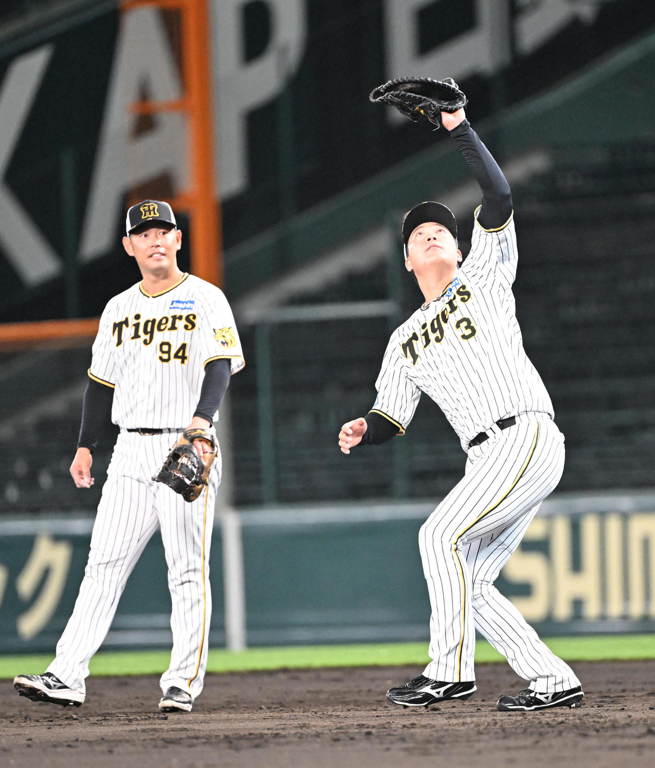 ナイター練習で飛球を受ける阪神大山（撮影・和賀正仁）