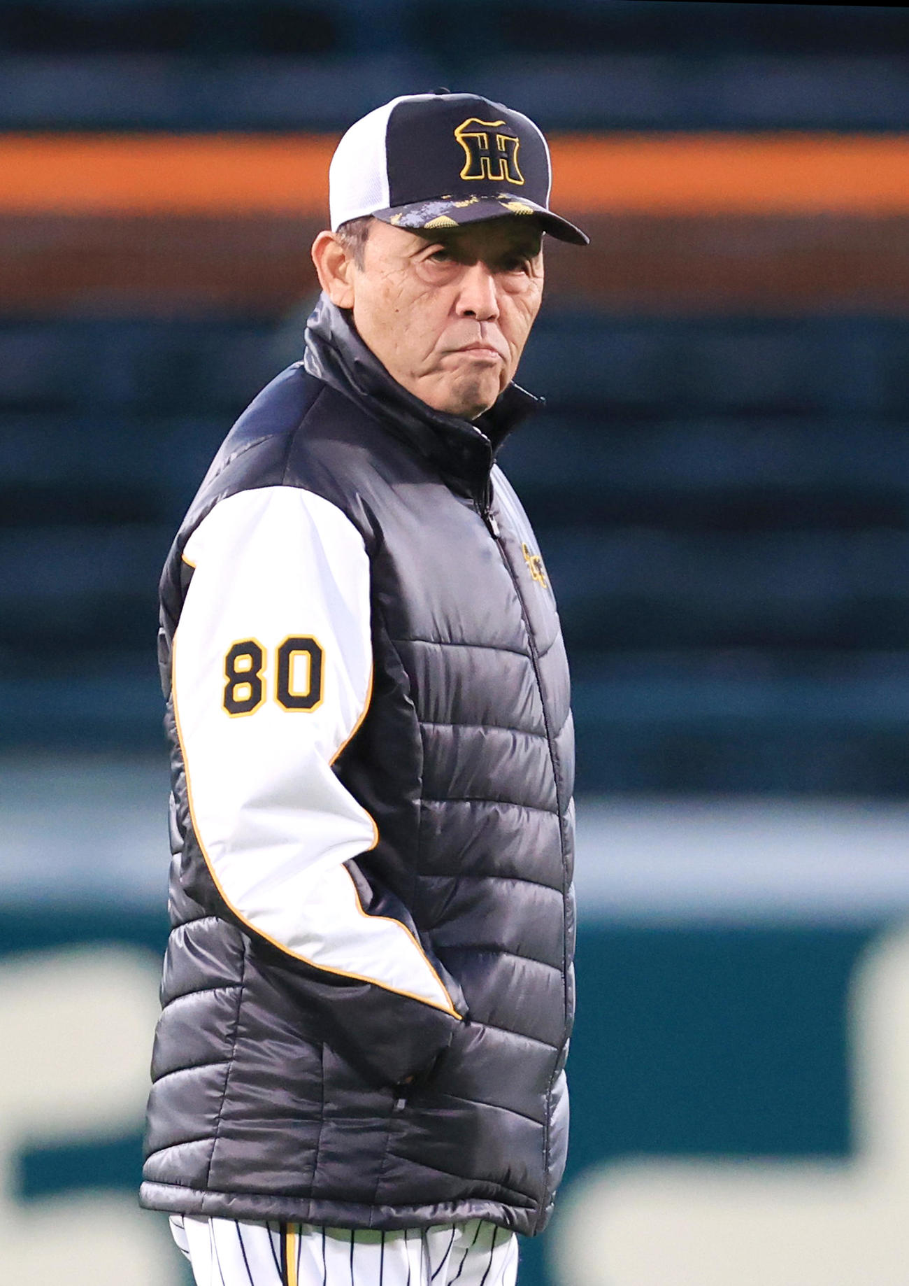 ナイター練習で選手らを確認する阪神岡田監督（撮影・上山淳一）