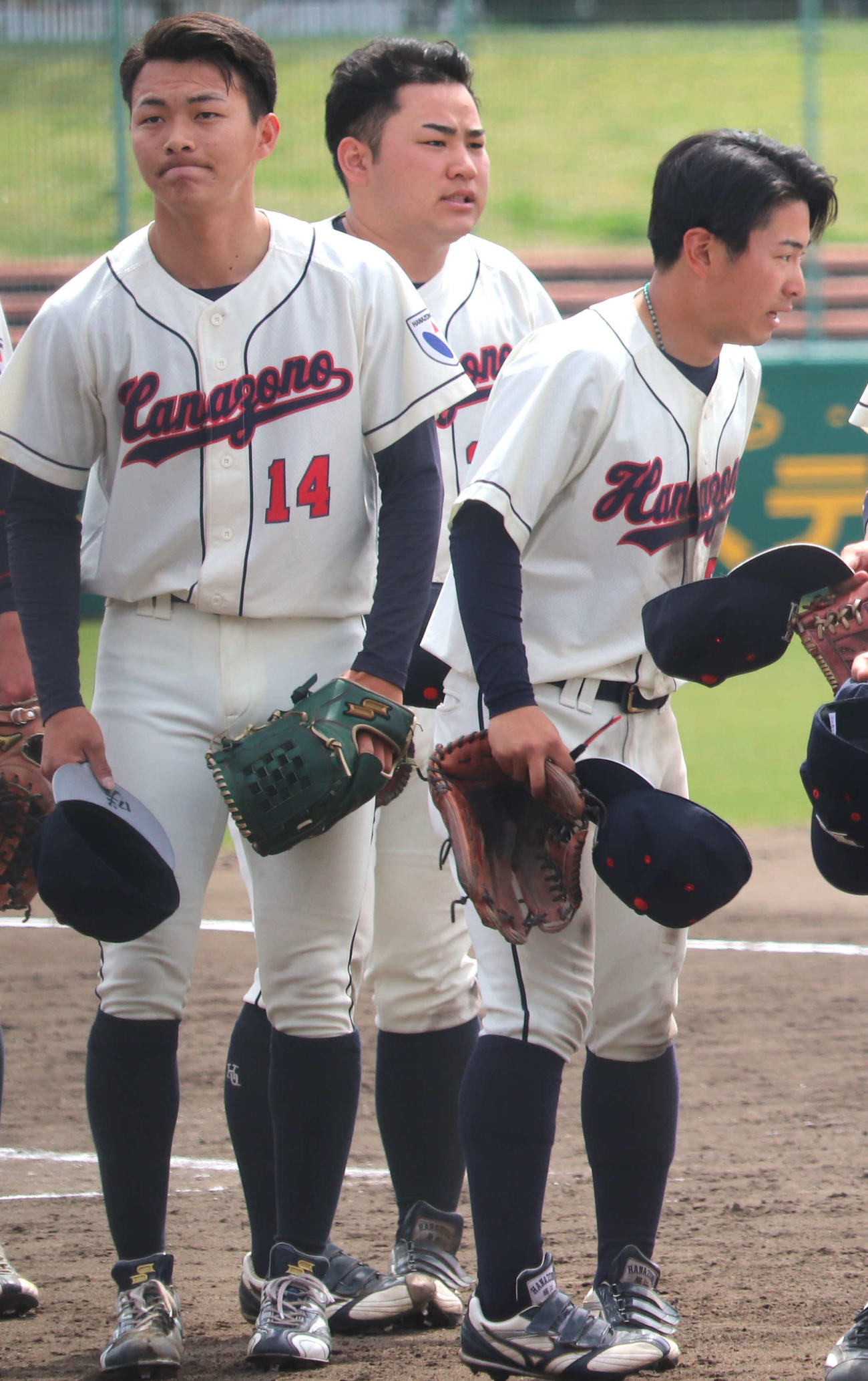 花園大対大谷大　今季初公式戦マウンドで最速154キロに更新したした、花園大・藤原聡大投手（左）とこの日2安打6打点の堀江楓雅外野手（右）