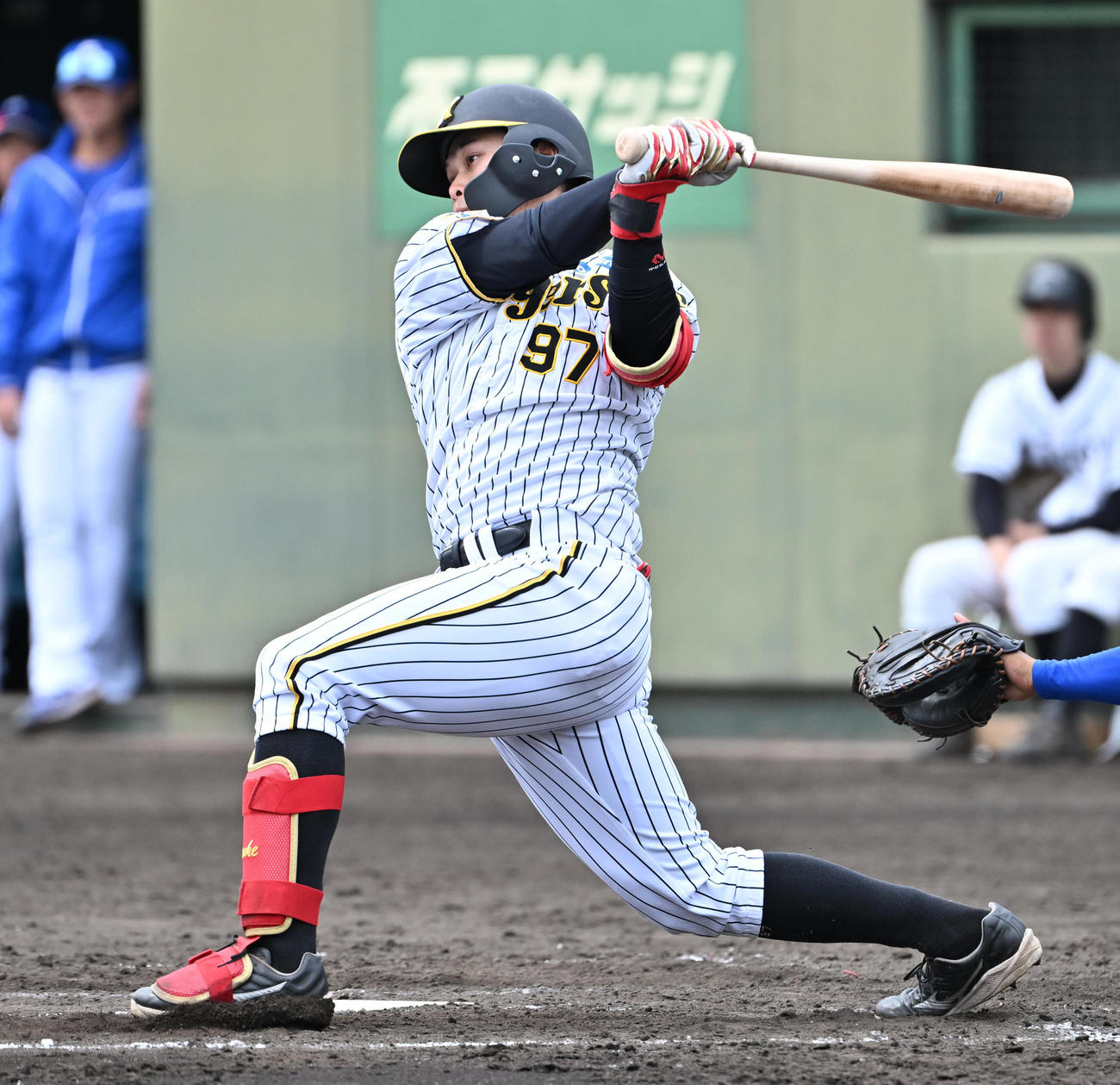 阪神対中日　2回裏阪神1死満塁、野口は左適時打を放つ（撮影・石井愛子）