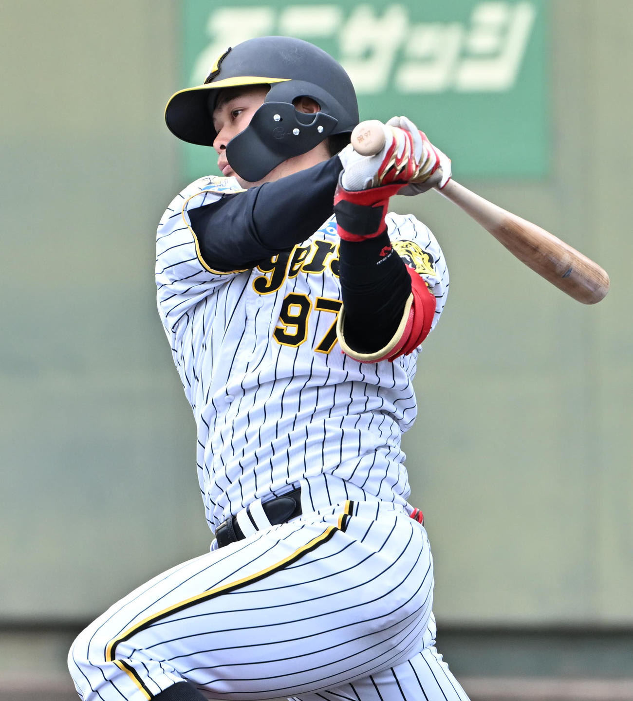 阪神対中日　2回裏阪神1死満塁、野口は左適時打を放つ（撮影・石井愛子）
