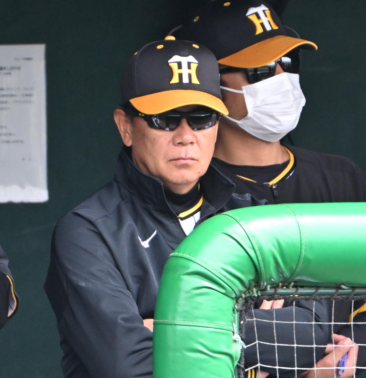 阪神対中日　試合を見つめる和田2軍監督（撮影・石井愛子）