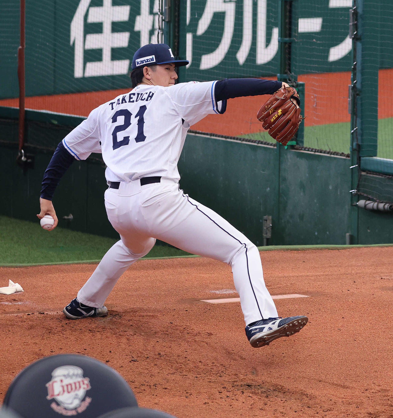 西武対オリックス　試合前、ブルペンで投げ込む西武武内（撮影・河野匠）