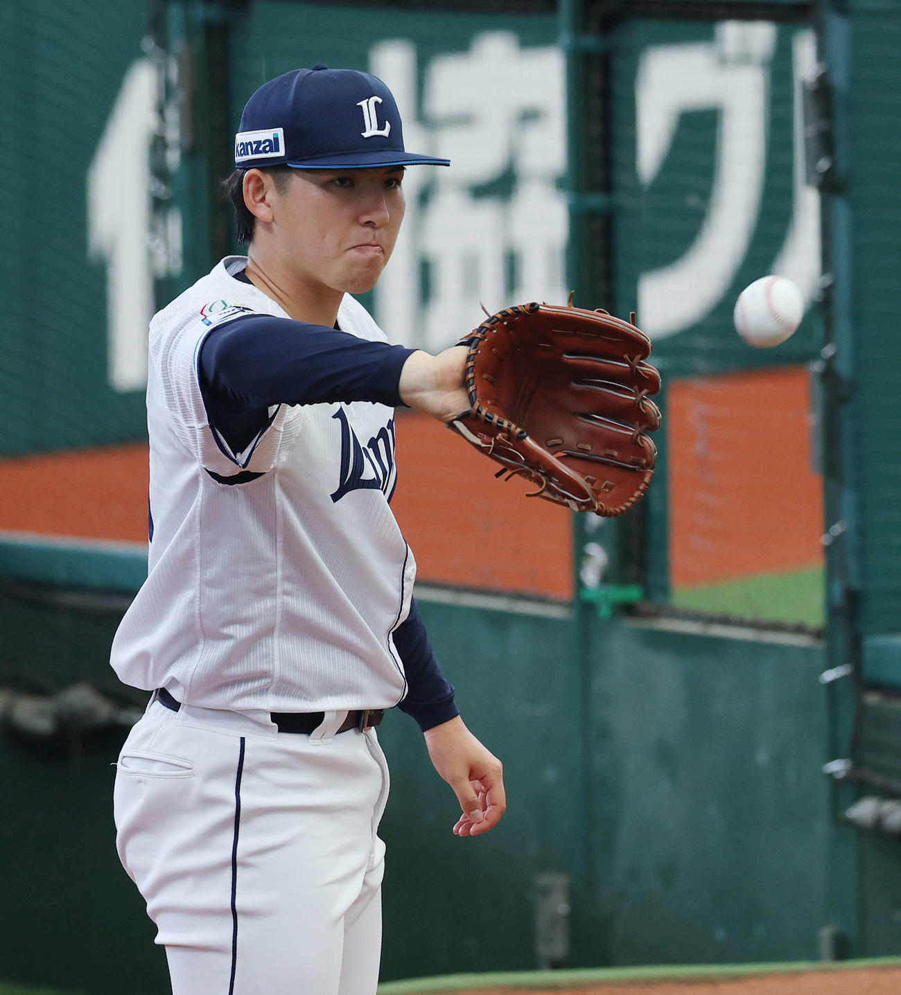西武対オリックス　試合前、ブルペンで投げ込む西武武内（撮影・河野匠）