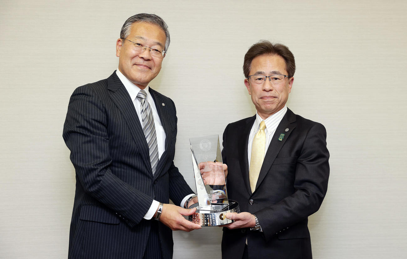 阪神対DeNA　セ・リーグ杵渕統括（左）から「2023年JERAセントラル・リーグ優勝　レプリカトロフィー」を贈呈される阪神粟井球団社長（撮影・前田充）