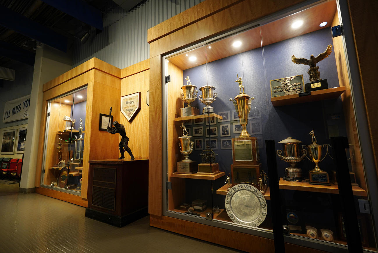 ドジャースタジアムの5階の展示場に飾られたトロフィー（撮影・菅敏）