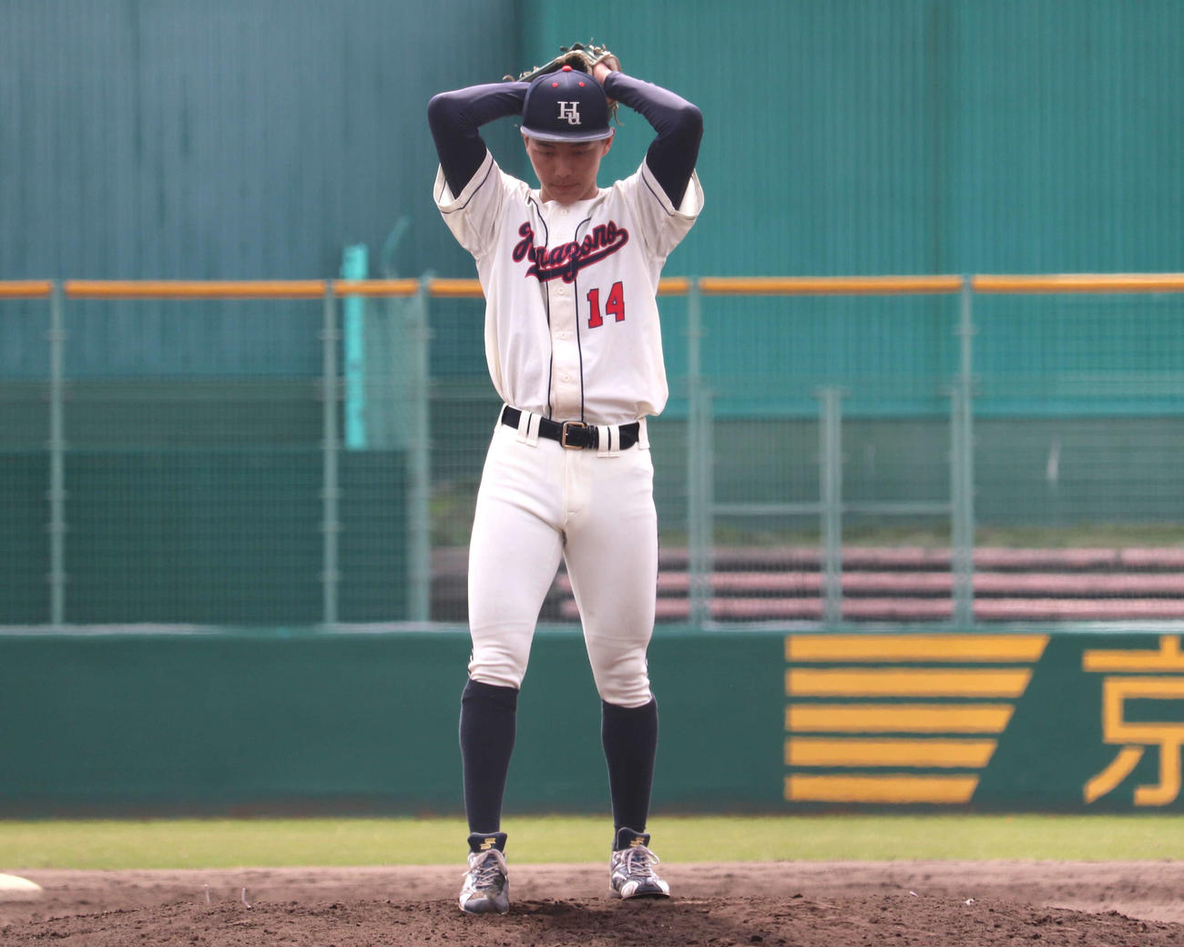花園大対大谷大　昨春ぶりにフォームをワインドアップに戻した、花園大・藤原聡大投手（3年＝水口）（撮影・中島麗）