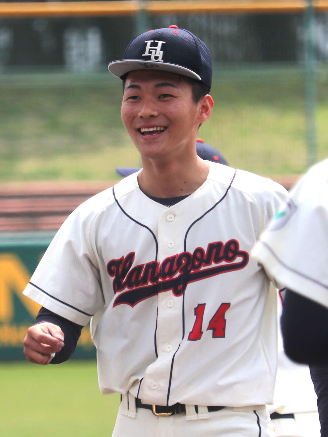 花園大対大谷大　試合後、笑みを浮かべる花園大・藤原聡大投手（3年＝水口