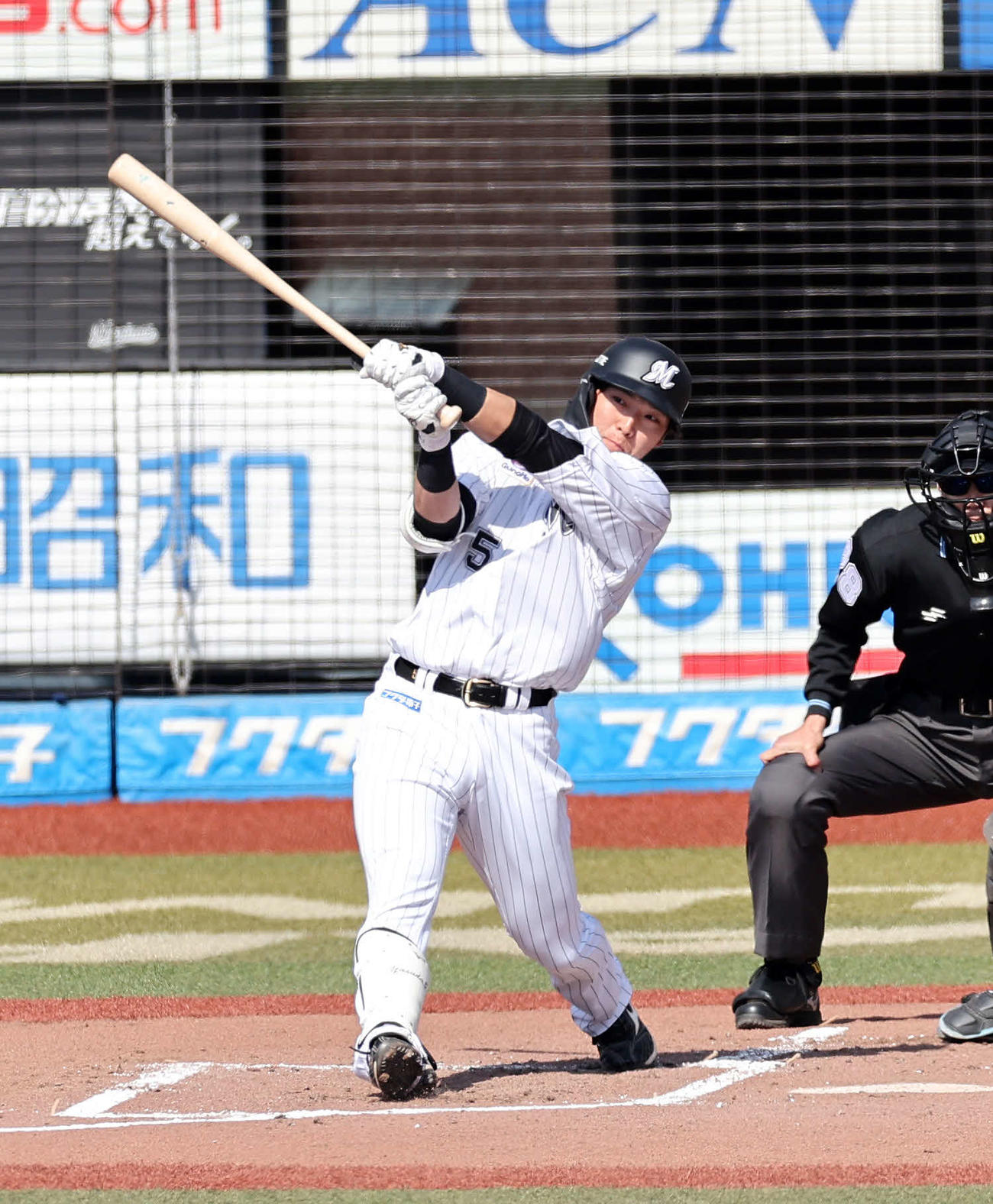 ロッテ対日本ハム　1回裏ロッテ2死一、二塁、安田は右前打を放つ（2024年3月31日撮影）