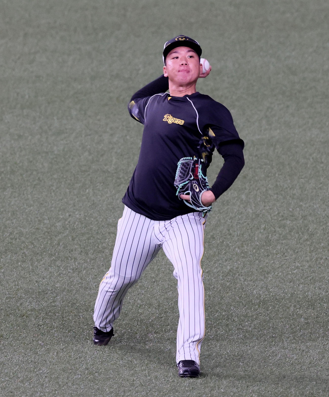 阪神対DeNA　練習でキャッチボールする村上（撮影・加藤哉）