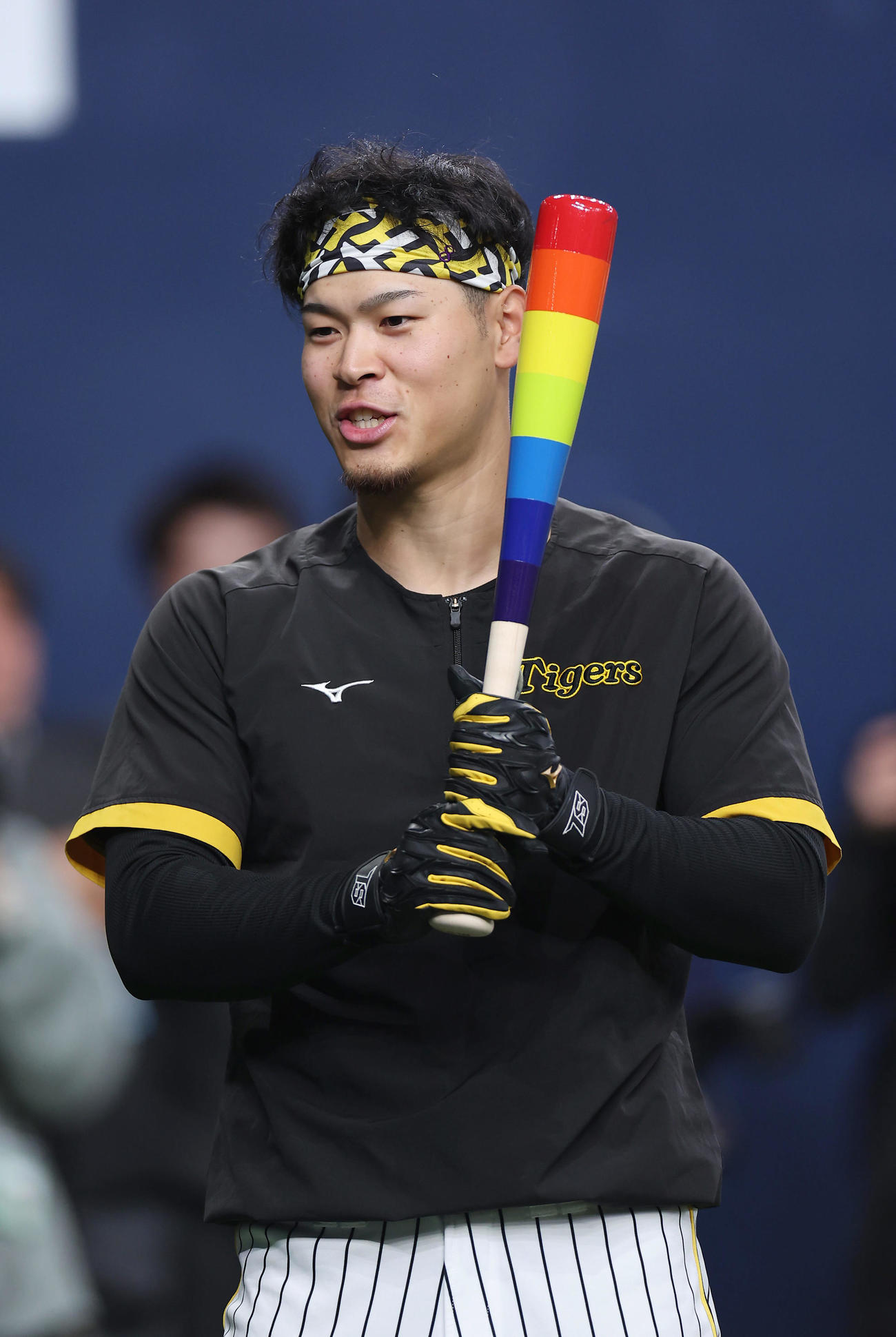 阪神対DeNA　カラフルなバットを手に打撃練習する阪神佐藤輝（撮影・前田充）