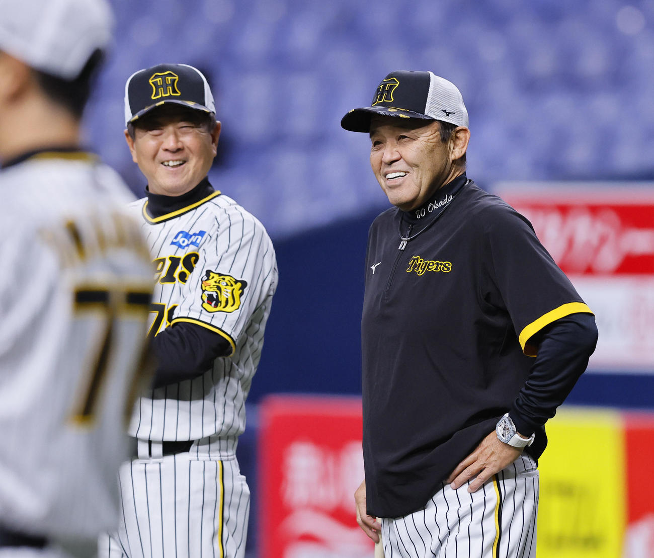 平田ヘッドコーチ（左）と笑顔で話しをする阪神岡田監督（撮影・藤尾明華）