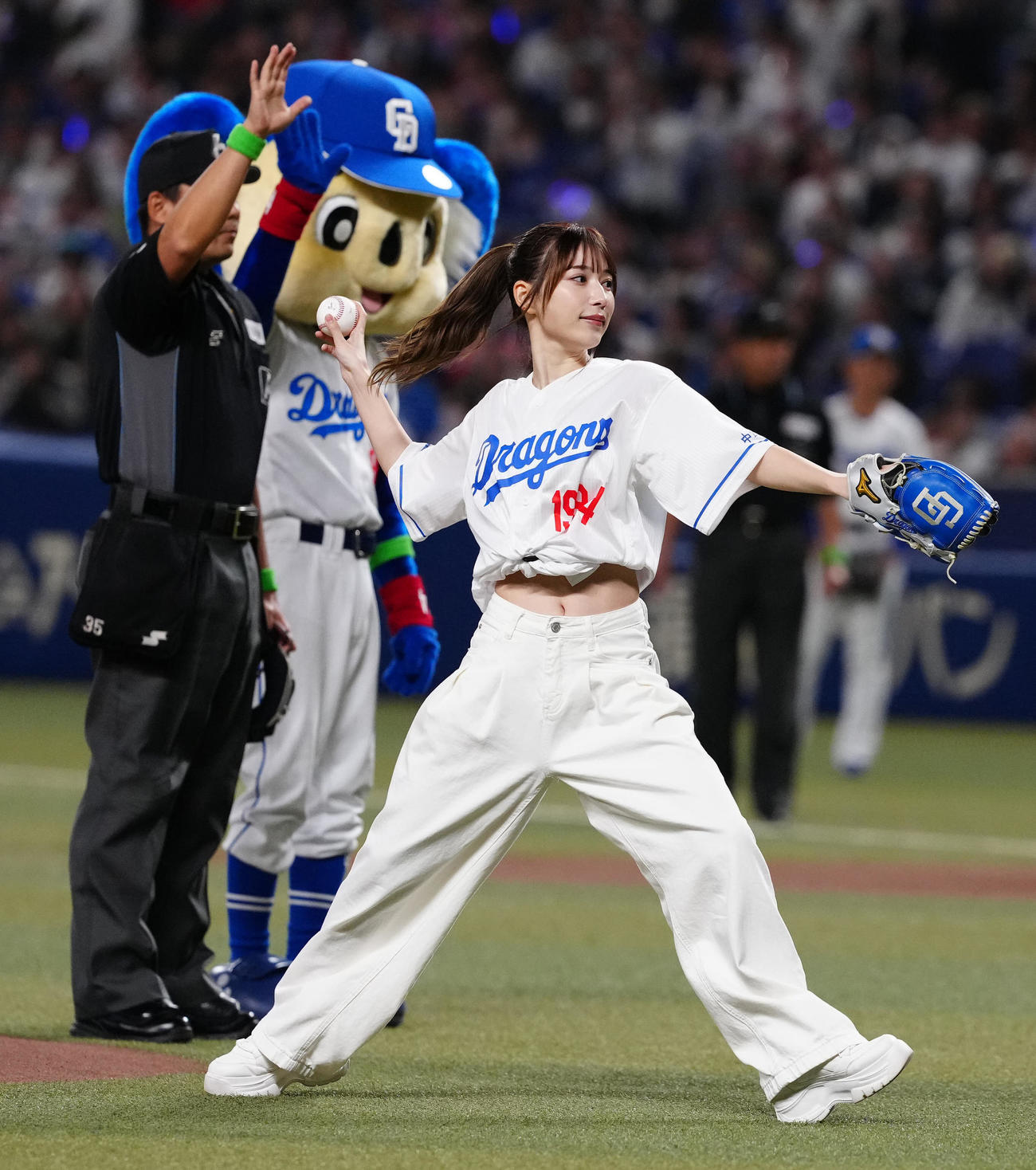 中日対巨人　試合前、始球式に臨む雪平莉左（撮影・江口和貴）