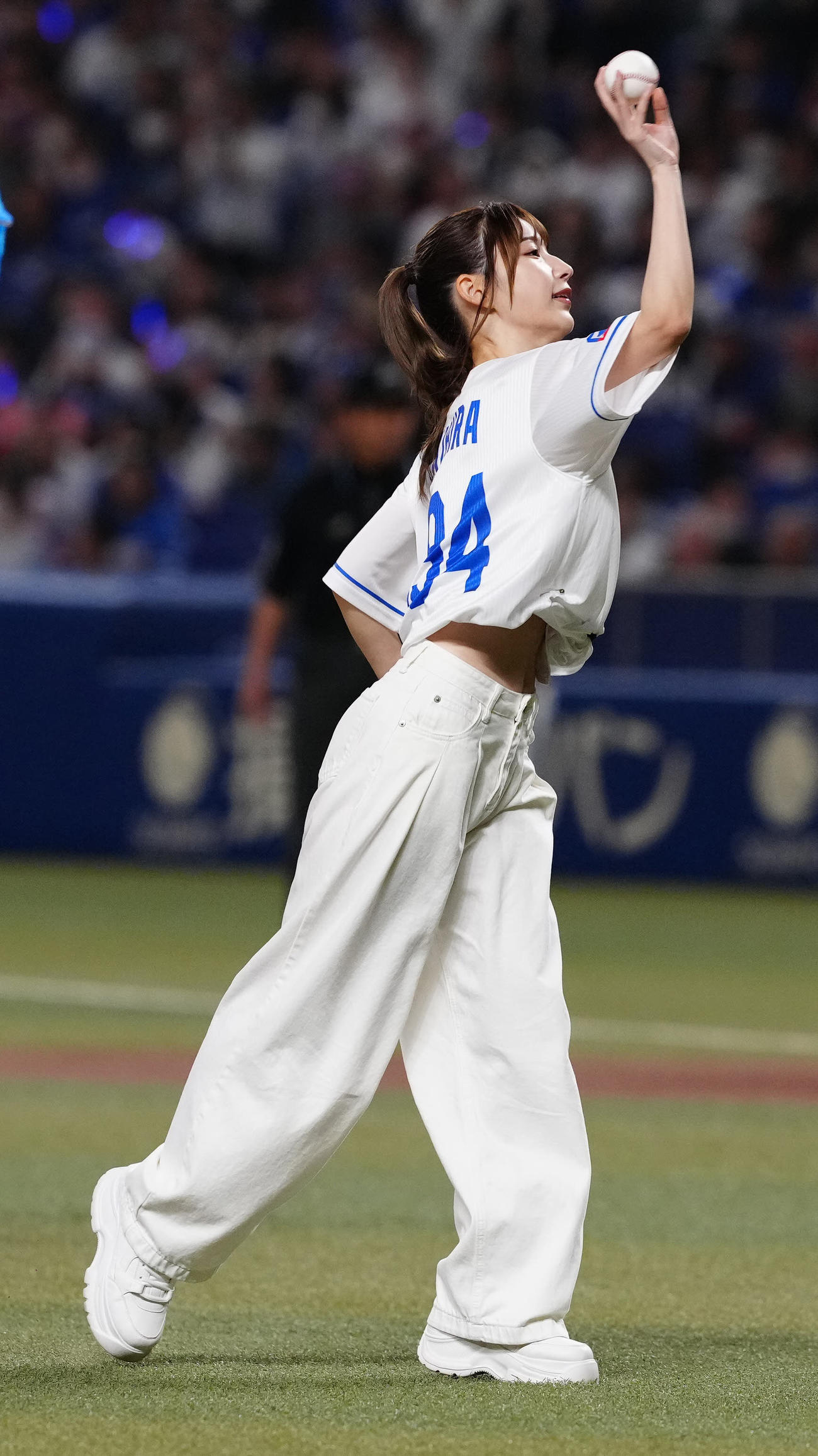 中日対巨人　試合前、始球式に臨む雪平莉左（撮影・江口和貴）