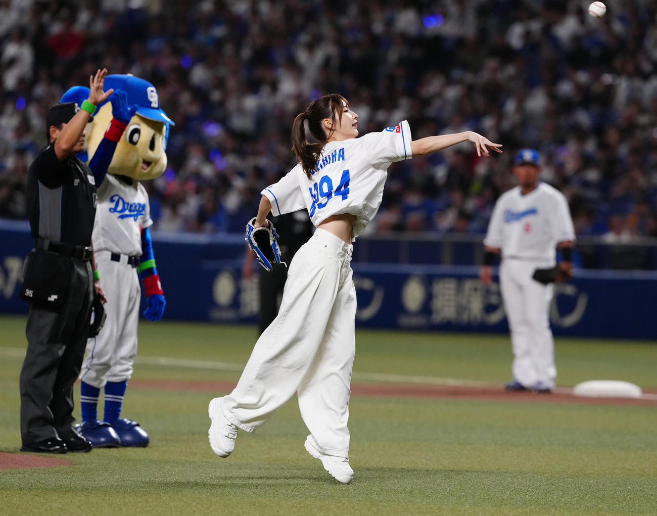 中日対巨人　試合前、始球式に臨む雪平莉左（撮影・江口和貴）