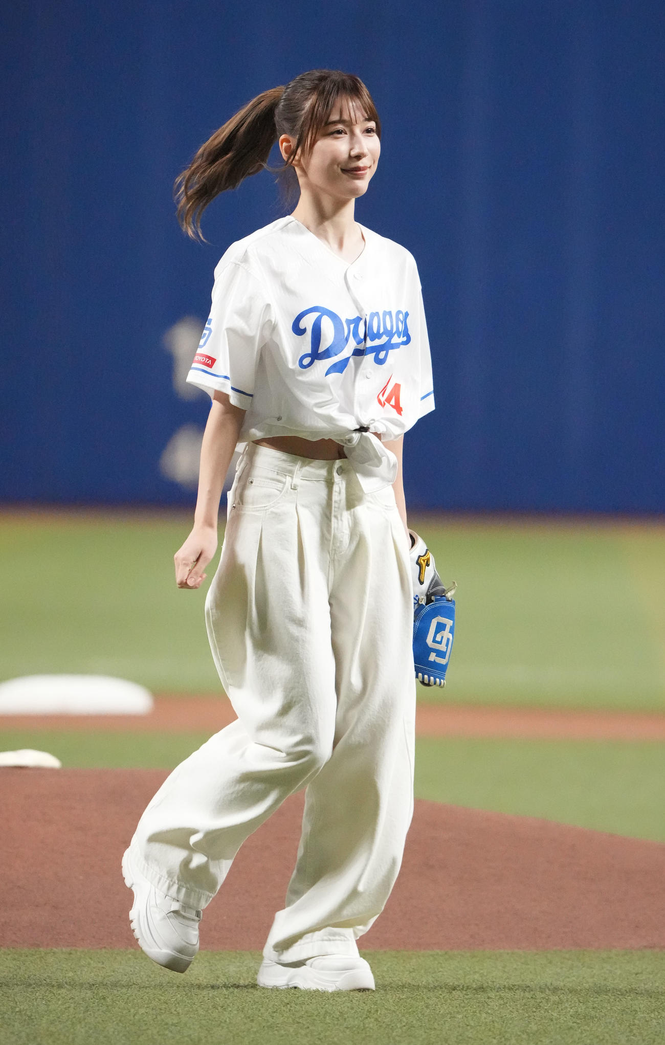 中日対巨人　試合前、始球式を行った雪平莉左（撮影・森本幸一）