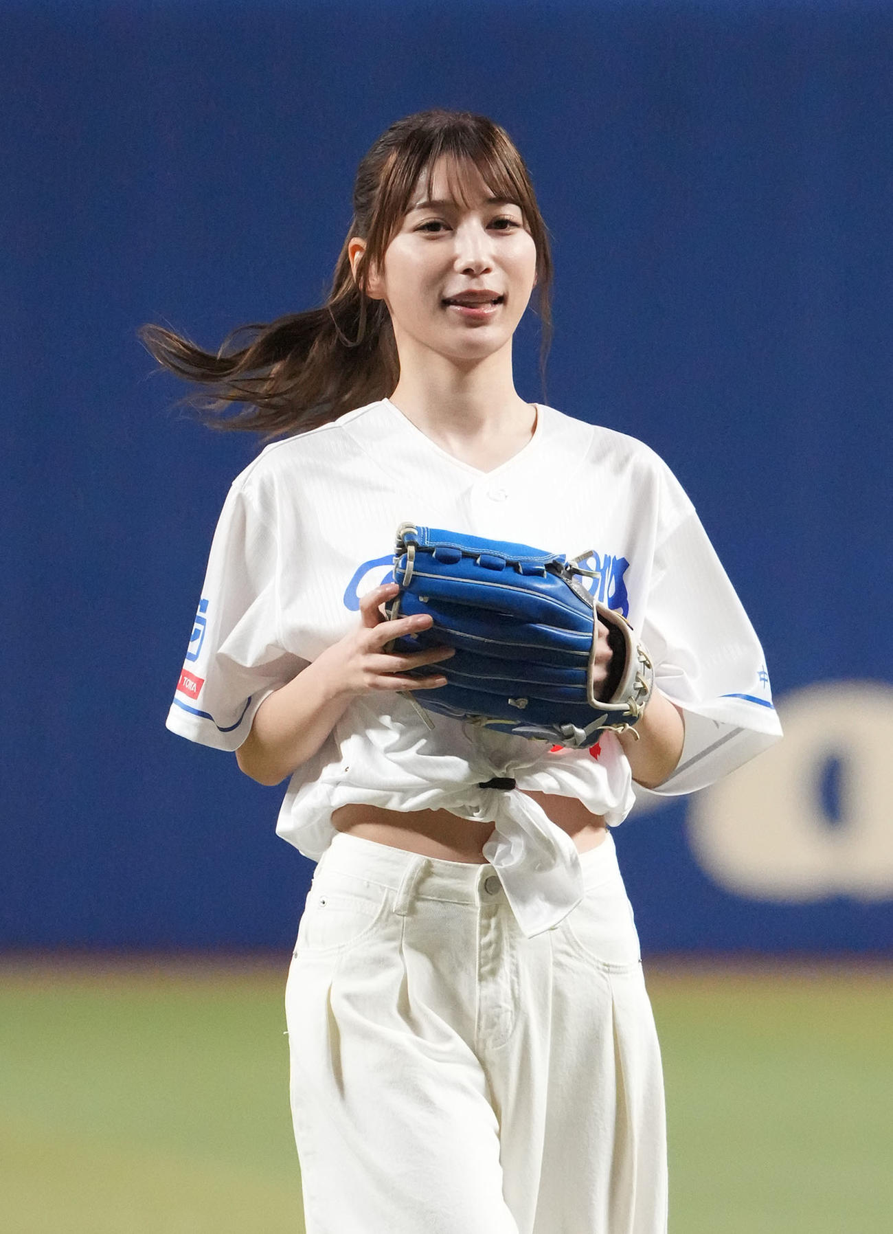 中日対巨人　試合前、始球式を行った雪平莉左（撮影・森本幸一）