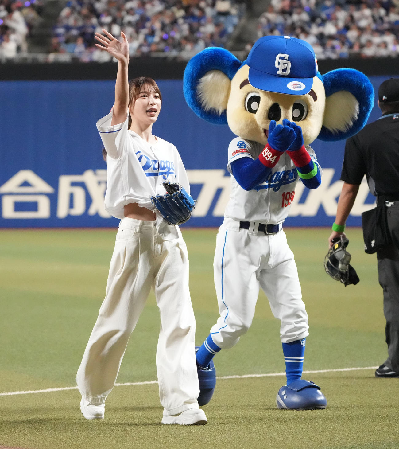 中日対巨人　試合前、始球式を行った雪平莉左（左）（撮影・森本幸一）