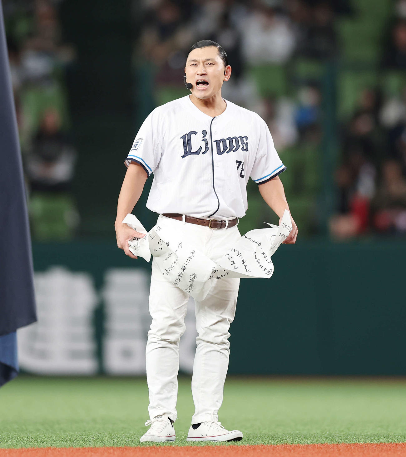 西武対オリックス　試合前、盛り上げるオードリー春日俊彰（撮影・宮地輝）