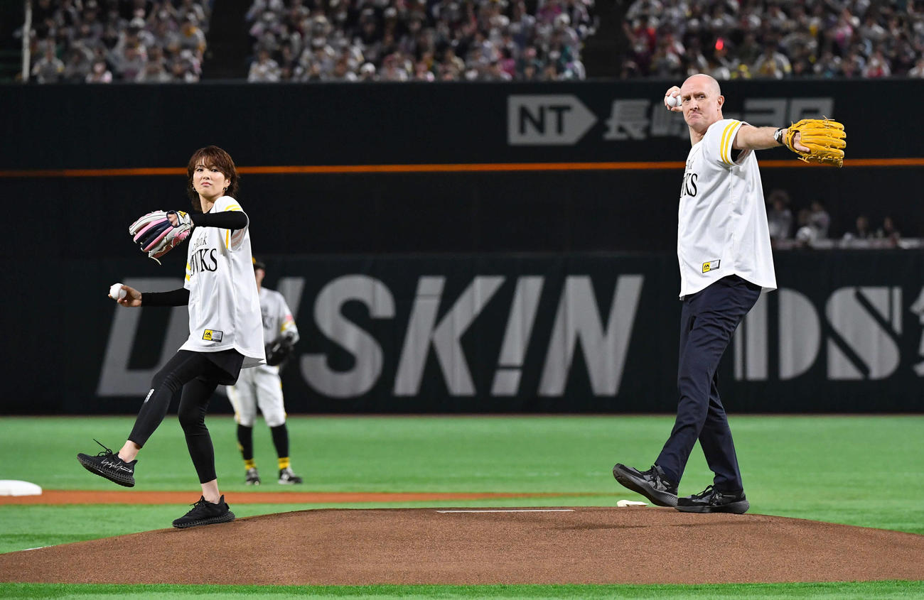 ソフトバンク対ロッテ　始球式を務めた、女優の吉瀬美智子（左）とバスケットボール男子日本代表ヘッドコーチのトム・ホーバス氏（撮影・岩下翔太）
