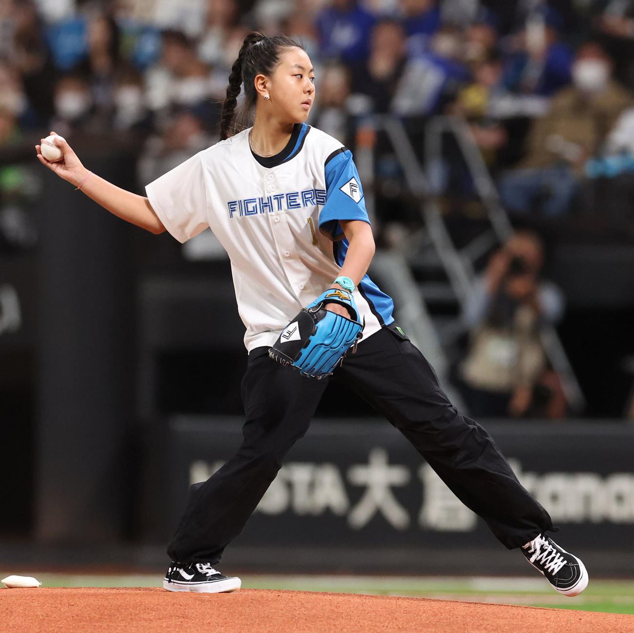 日本ハム対楽天　試合前、始球式を務める東京五輪女子スケートボード銀メダリストの開心那（撮影・佐藤翔太）