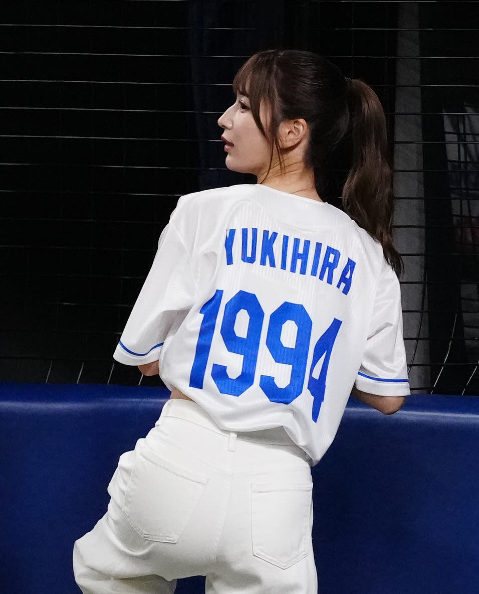 中日対巨人　試合前、始球式に臨む雪平莉左の背番号は「1994」（撮影・江口和貴）