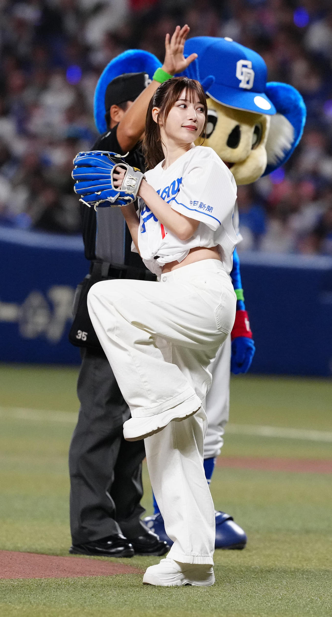 中日対巨人　試合前、始球式に臨む雪平莉左（撮影・江口和貴）