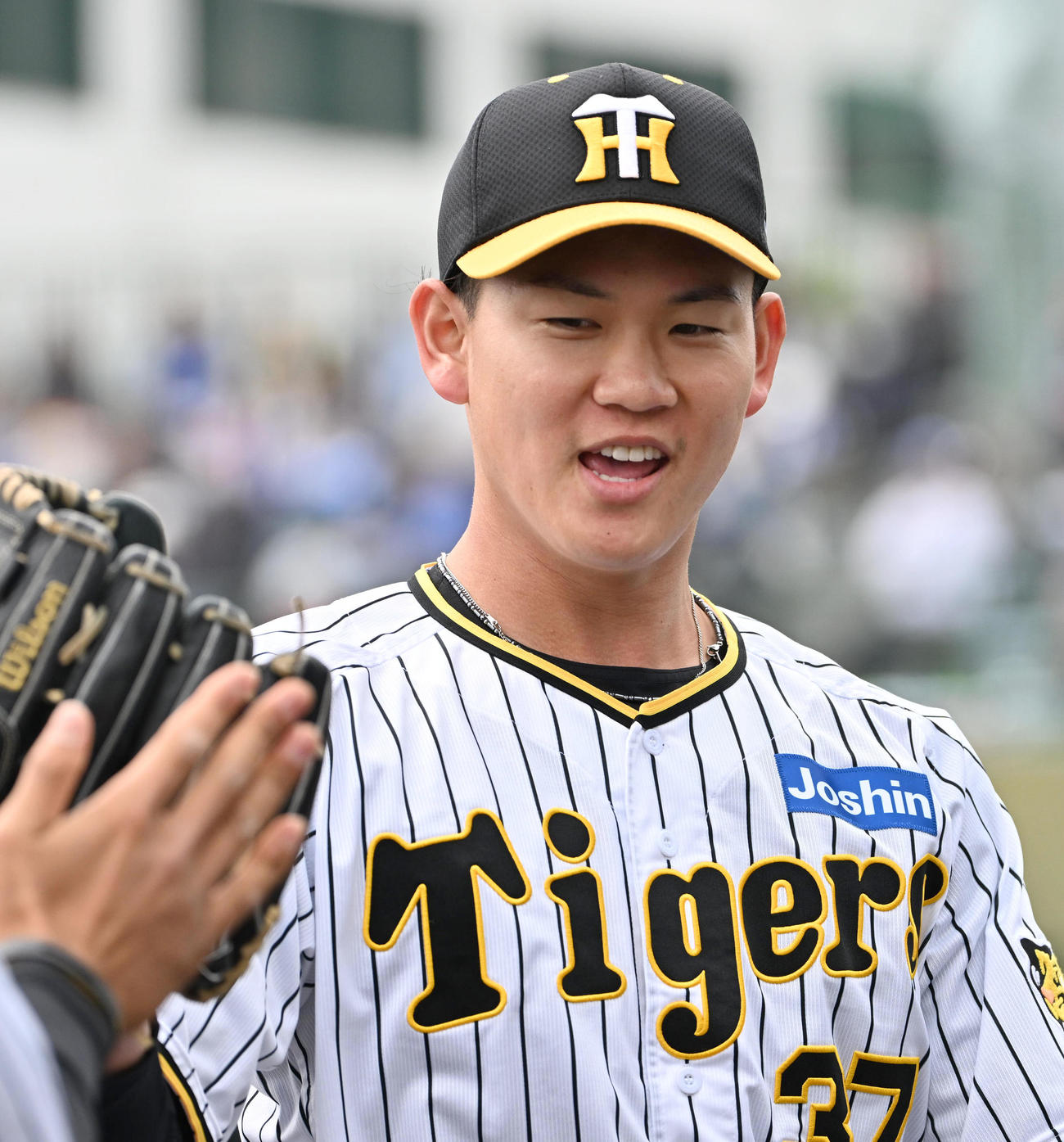 阪神対中日　好投しベンチに引き揚げる及川（撮影・石井愛子）