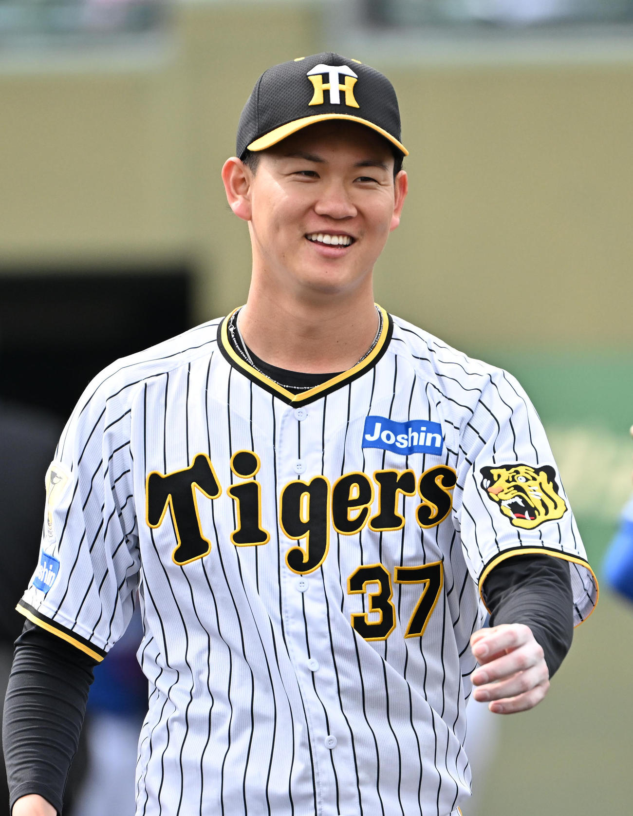 5回1失点で好投した及川は笑顔でベンチに引き揚げる（撮影・石井愛子）