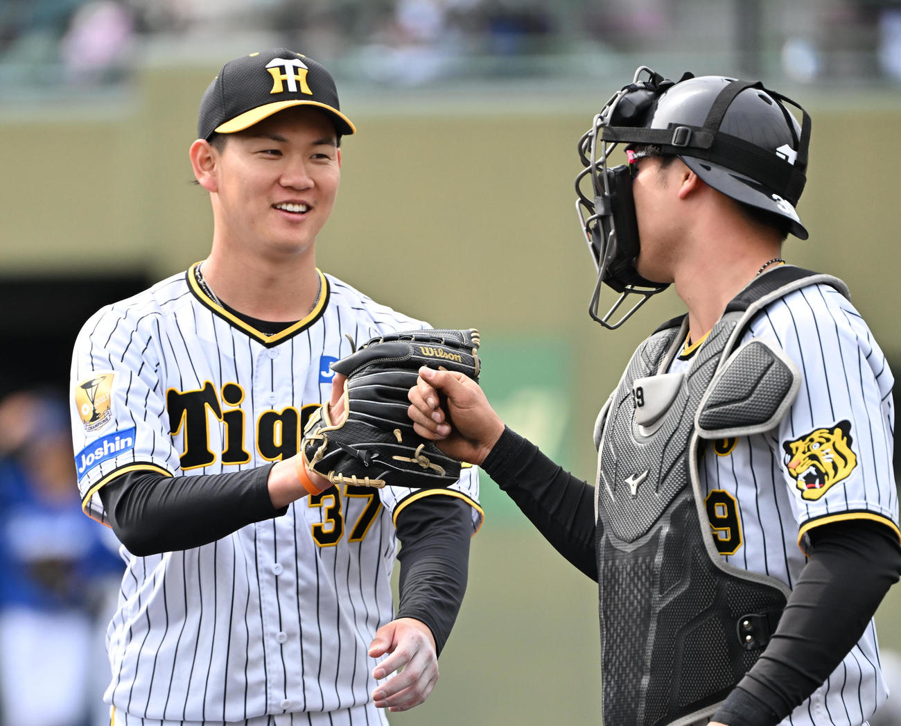 5回1失点で好投した及川（左）は栄枝とグラブを合わせる（撮影・石井愛子）
