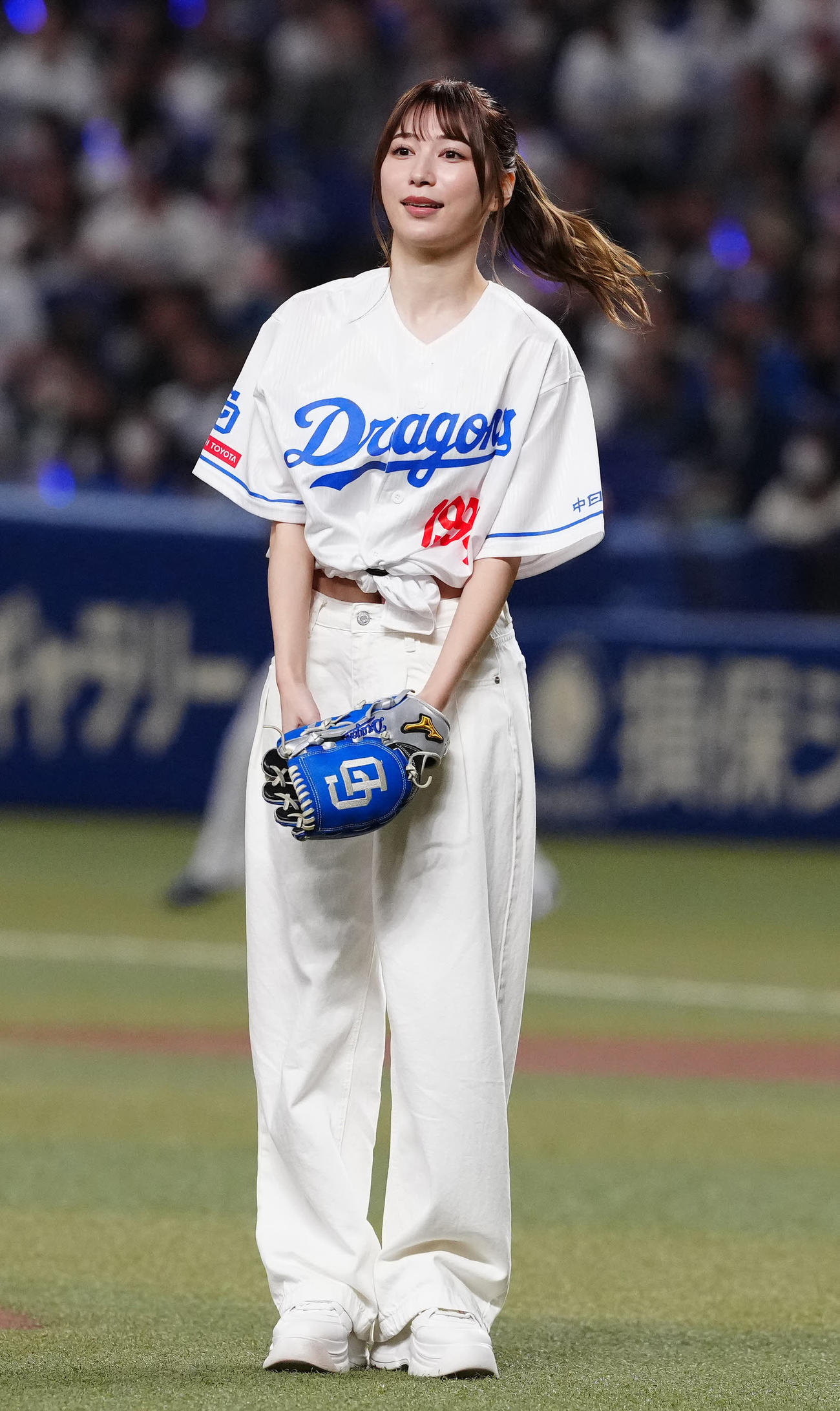 中日対巨人　試合前、始球式に臨んだ雪平莉左（撮影・江口和貴）