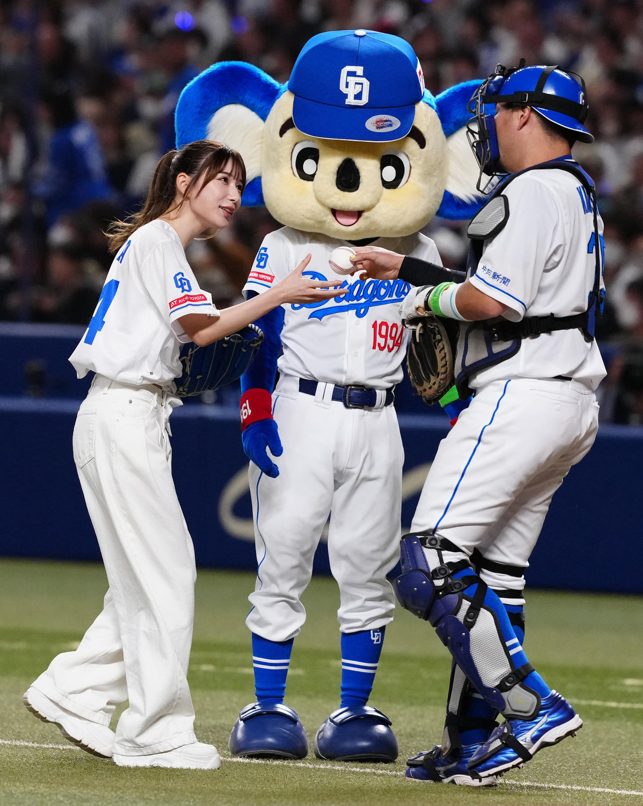 中日対巨人　試合前、始球式に臨み中日捕手木下（右）からボールを受け取る雪平莉左（撮影・江口和貴）