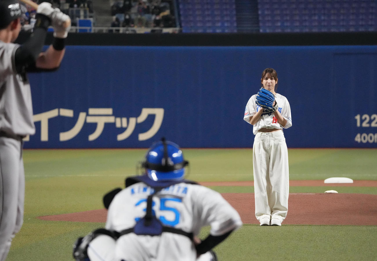 中日対巨人　試合前、始球式を行う雪平莉左（右）（撮影・森本幸一）
