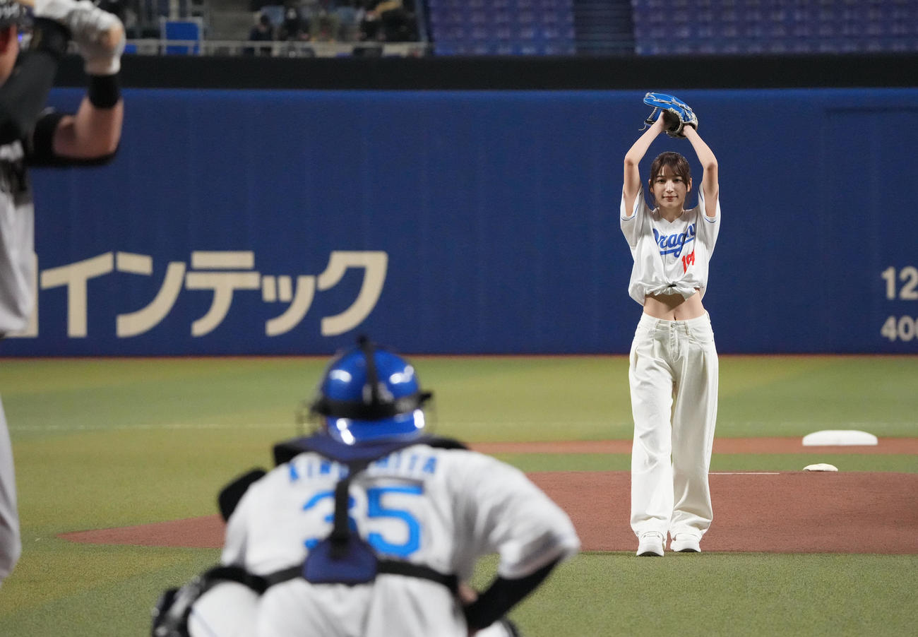 中日対巨人　試合前、始球式を行う雪平莉左（右）（撮影・森本幸一）