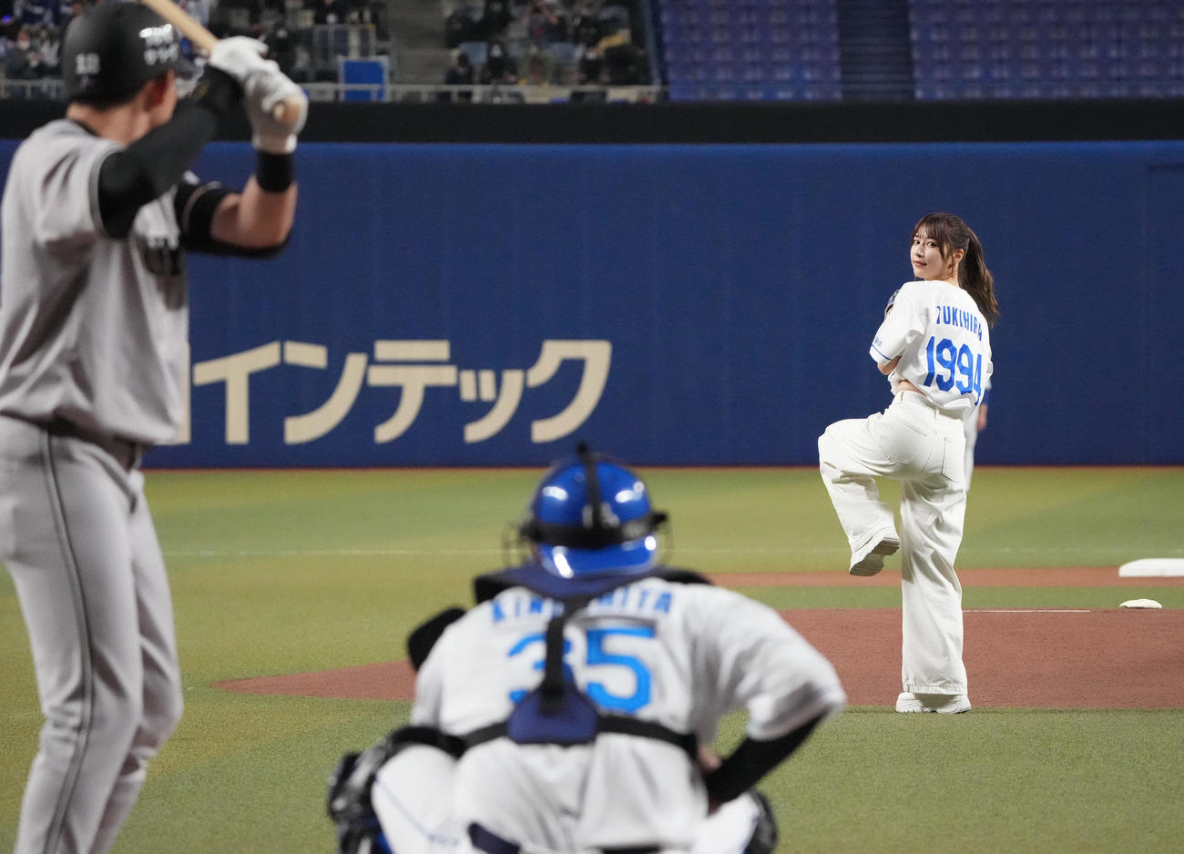 中日対巨人　試合前、始球式を行う雪平莉左（右）（撮影・森本幸一）