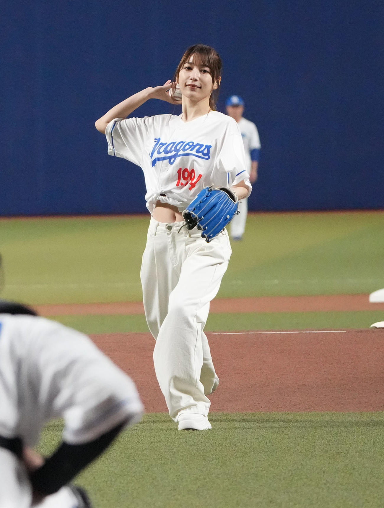 中日対巨人　試合前、始球式を行う雪平莉左（撮影・森本幸一）