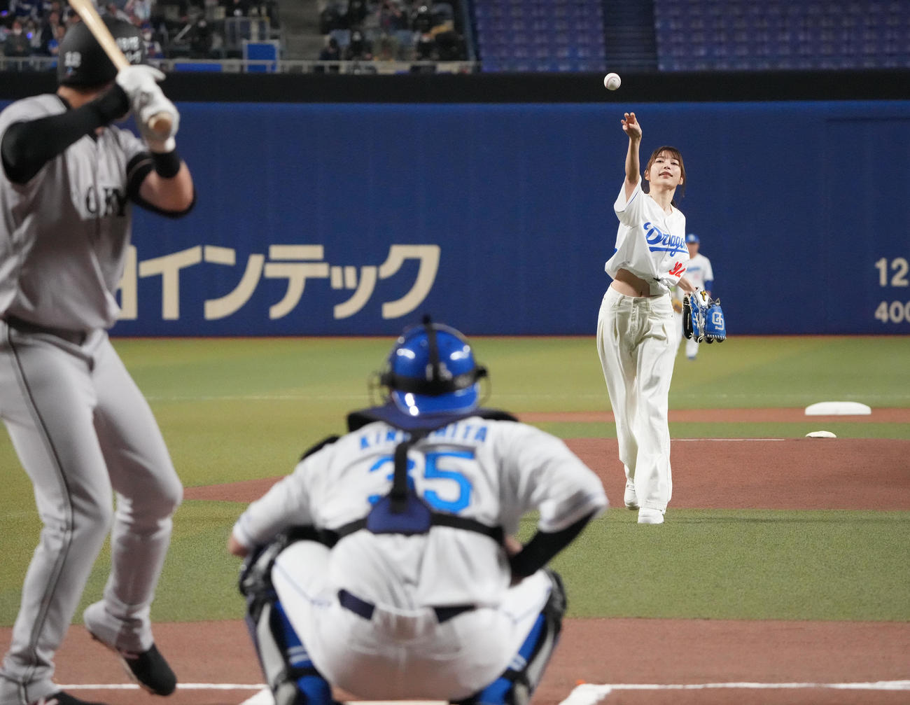 中日対巨人　試合前、始球式を行う雪平莉左（右）（撮影・森本幸一）