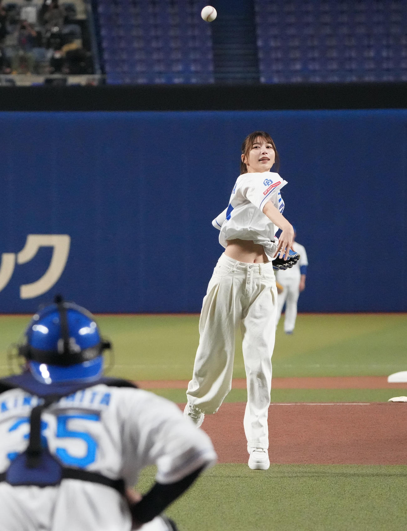 中日対巨人　試合前、始球式を行う雪平莉左（右）（撮影・森本幸一）